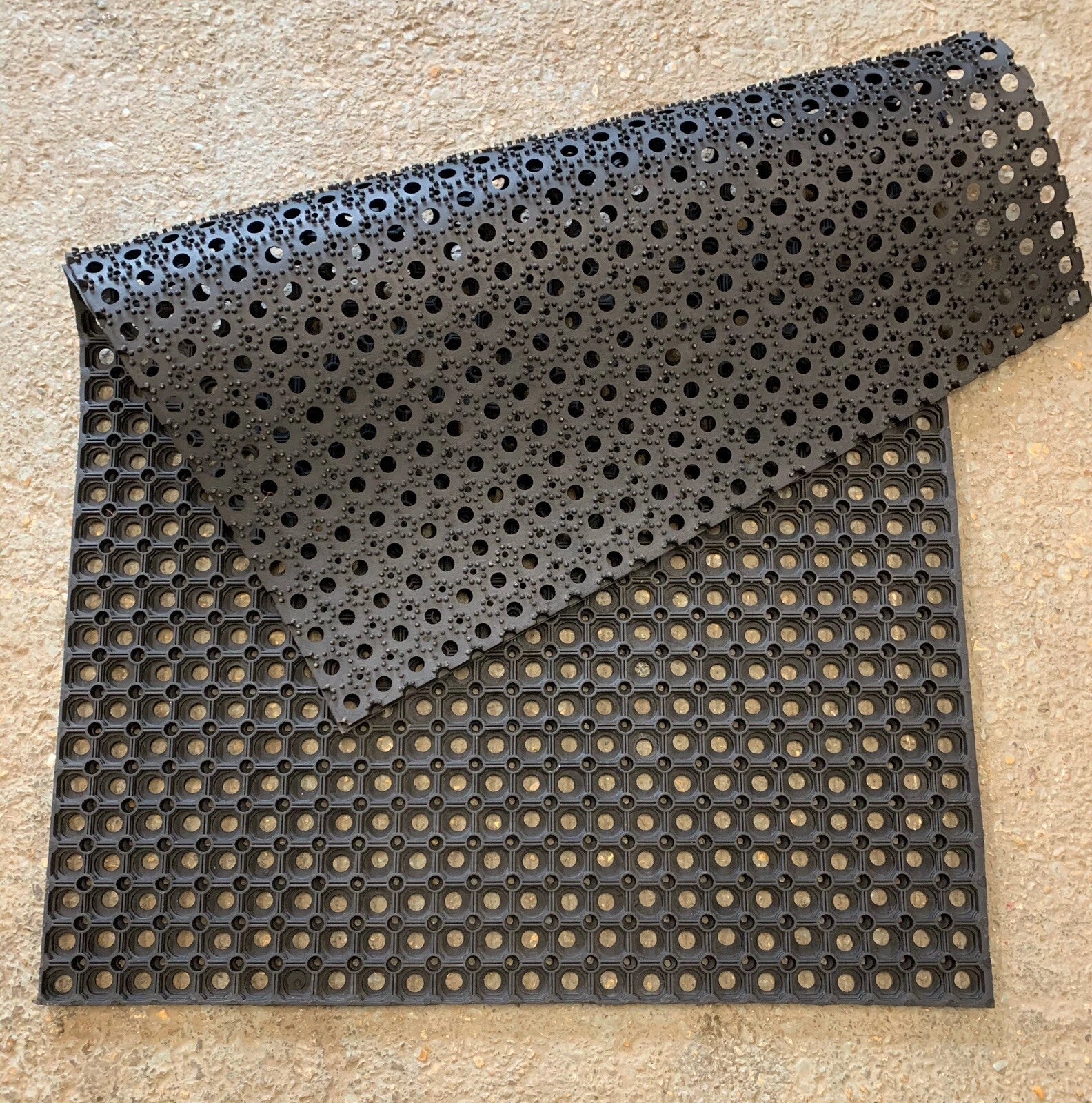 Rubber Grass Mat Horse Stable  1500mm x 1000mm x 22mm FREE Fixings FREE Delivery