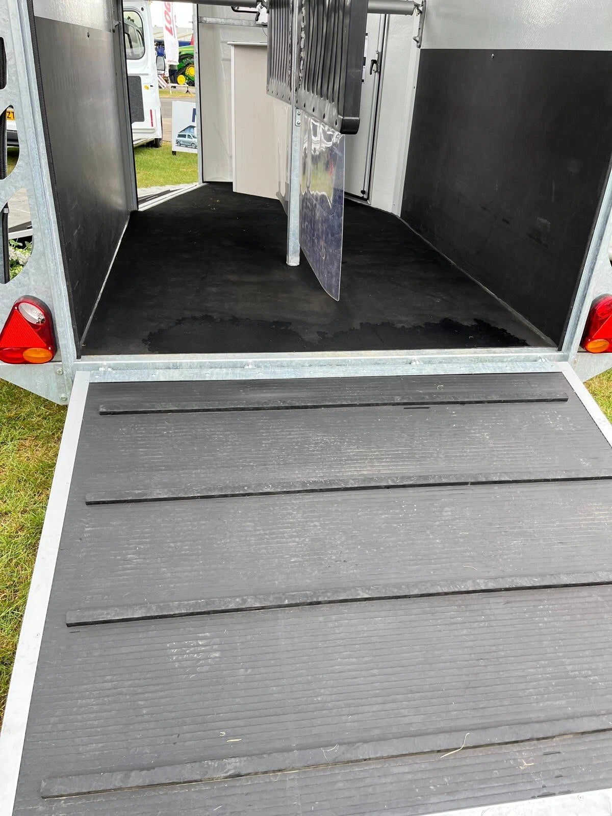 Heavy-Duty Rubber Horse Box Trailer Ramp Mat – 135cm x 109cm