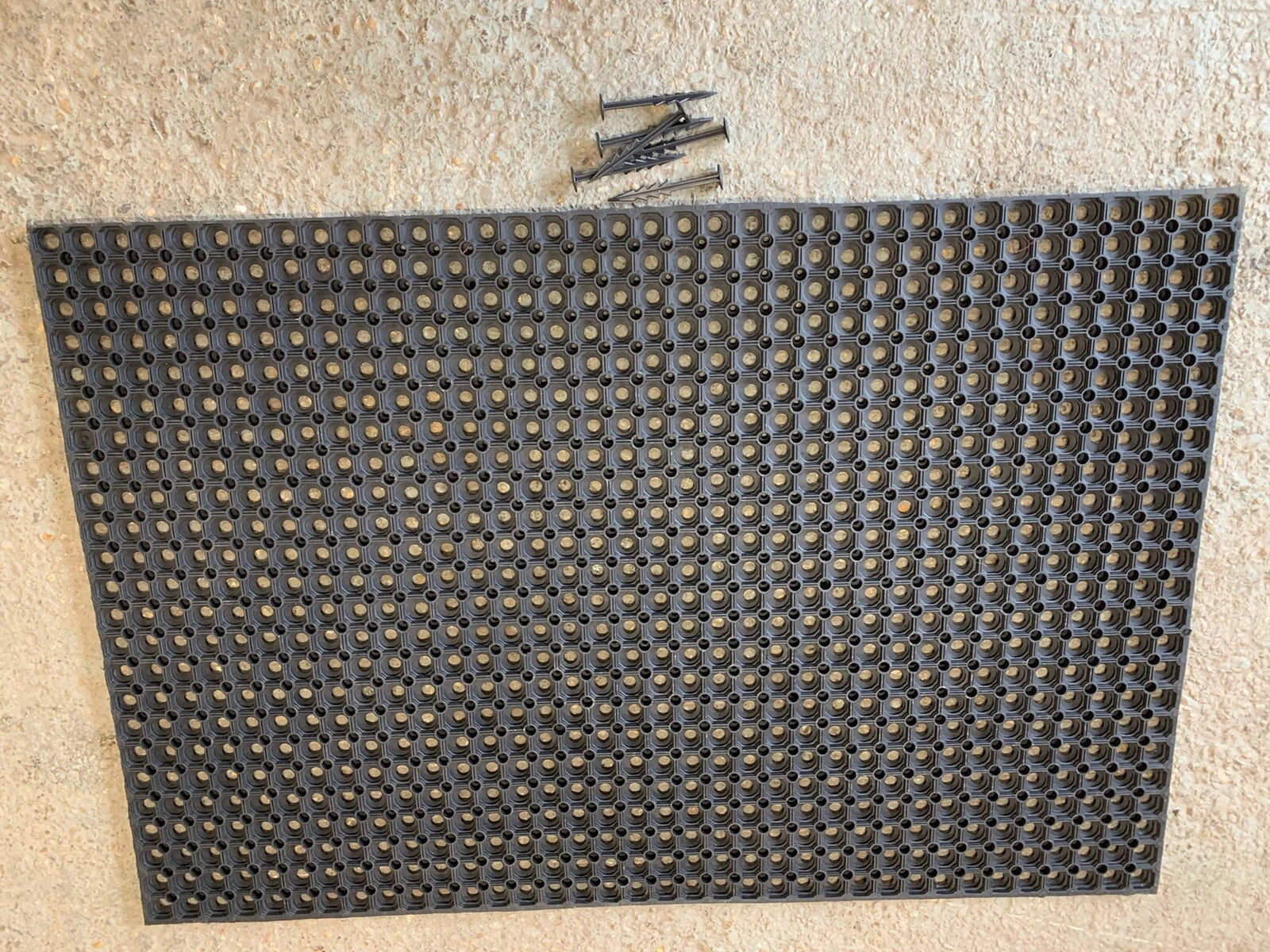 Rubber-Grass/Pathway/Ponies Mats 1500mm x 1000mm x 22mm x Fixings