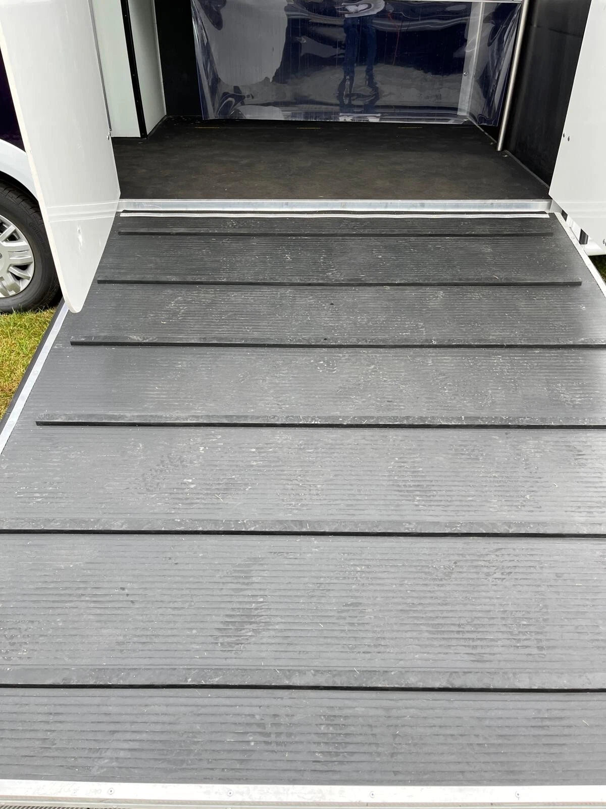 Heavy-Duty Rubber Horse Box Trailer Ramp Mat – 135cm x 109cm